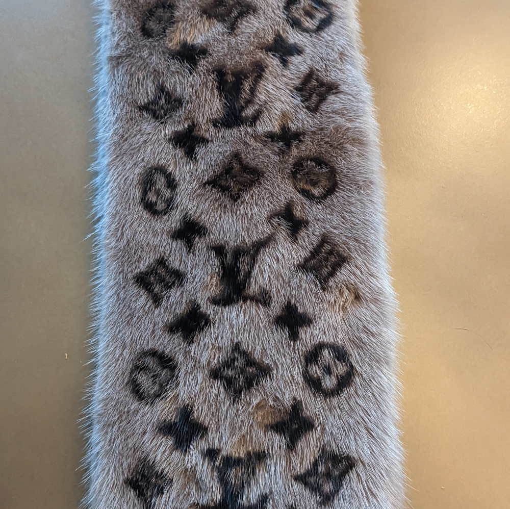 Luis Vuitton mink stole - Picture 3 of 7